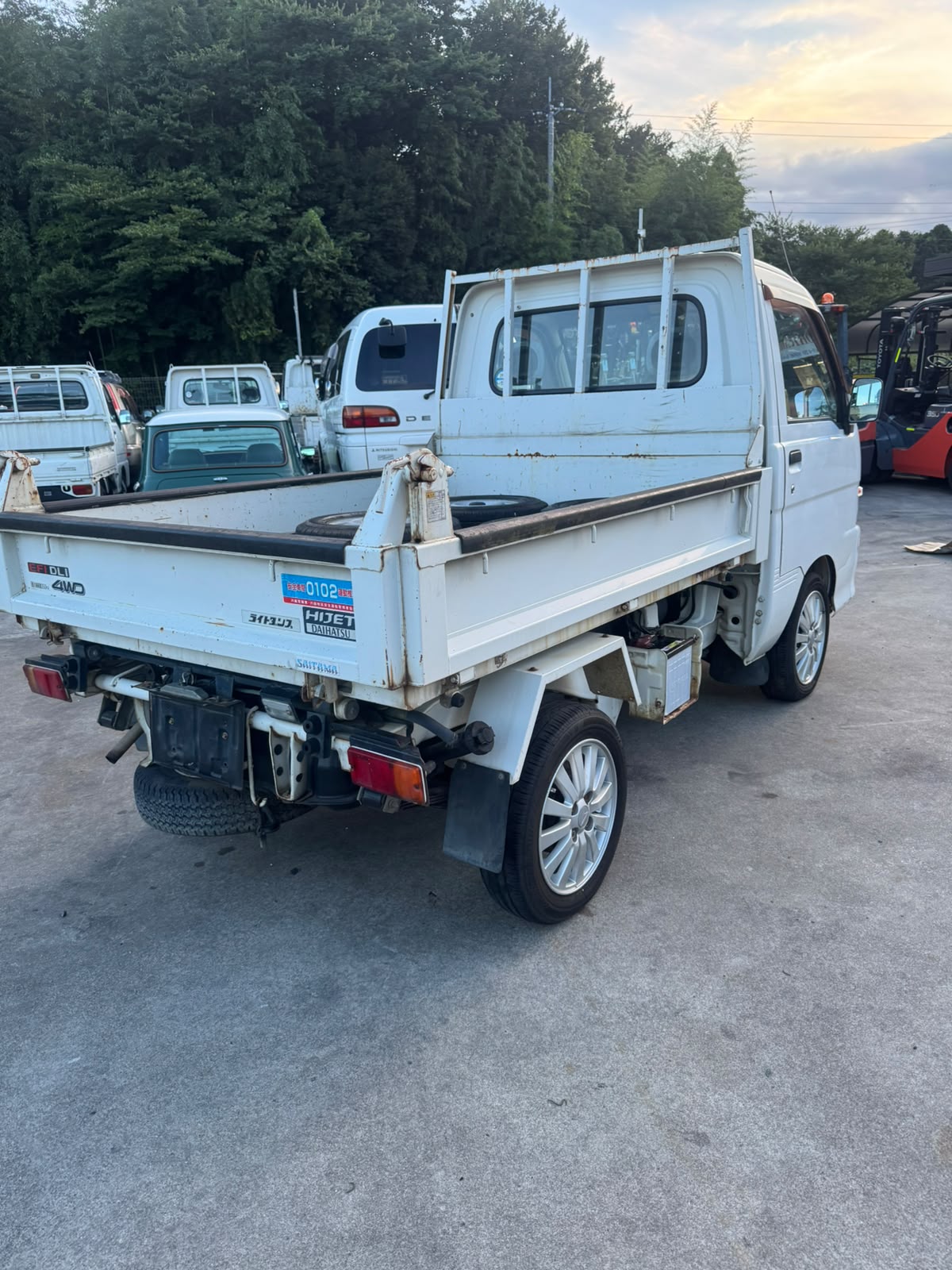 White 2000 Daihatsu Hijet Dump Truck 4x4, photo 3 of 11