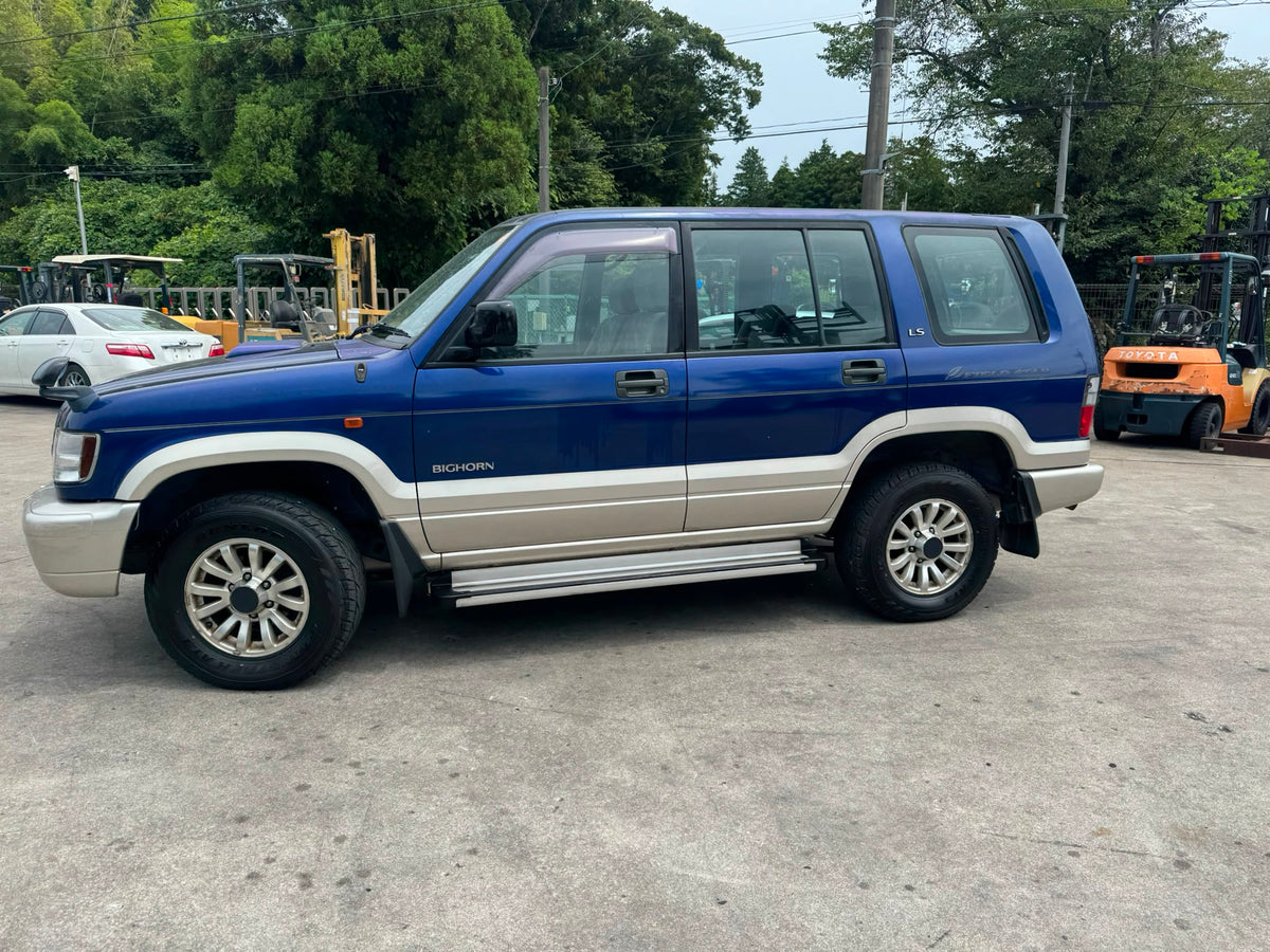 Blue and silver 2000 Isuzu Bighorn Diesel 4WD SUV, photo 4 of 12