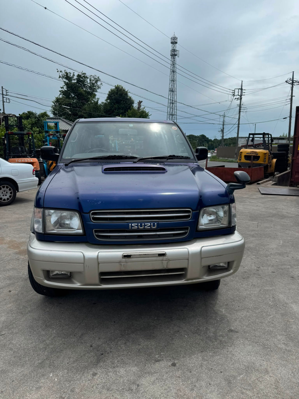 Blue and silver 2000 Isuzu Bighorn Diesel 4WD SUV, photo 2 of 12