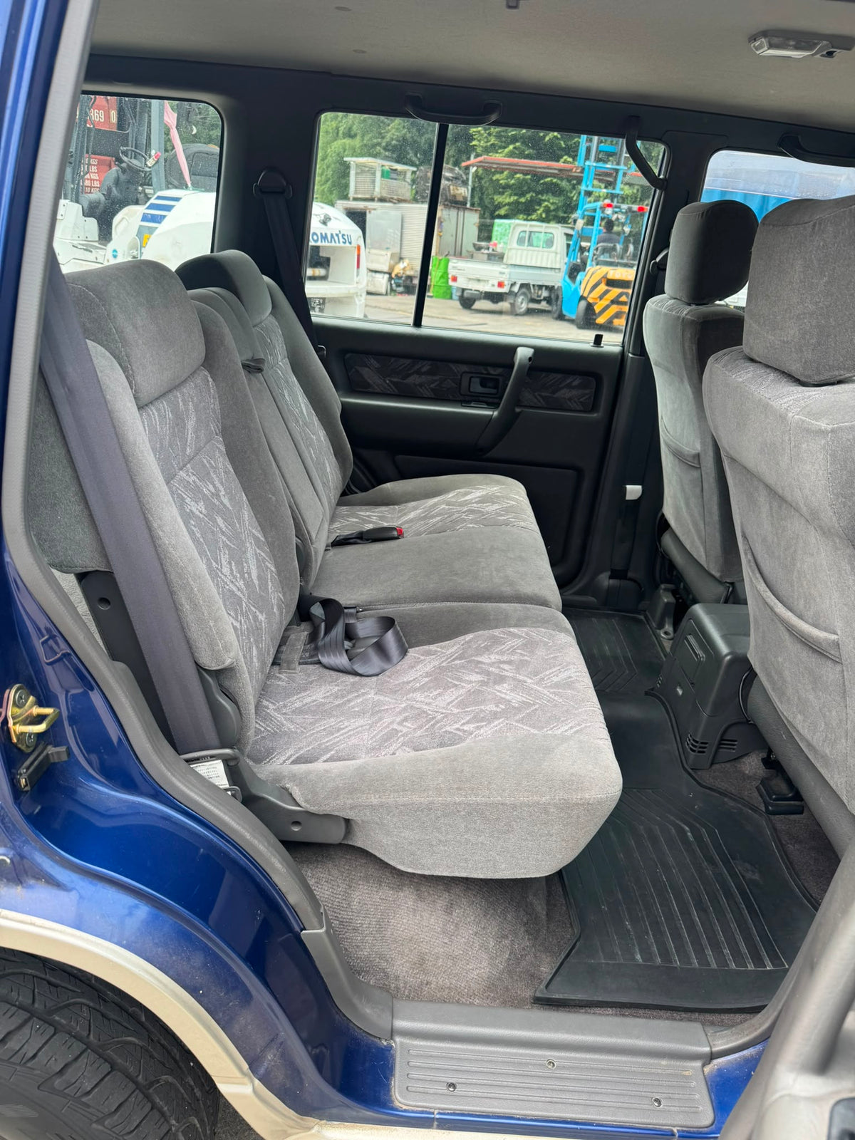 Blue and silver 2000 Isuzu Bighorn Diesel 4WD SUV, photo 11 of 12