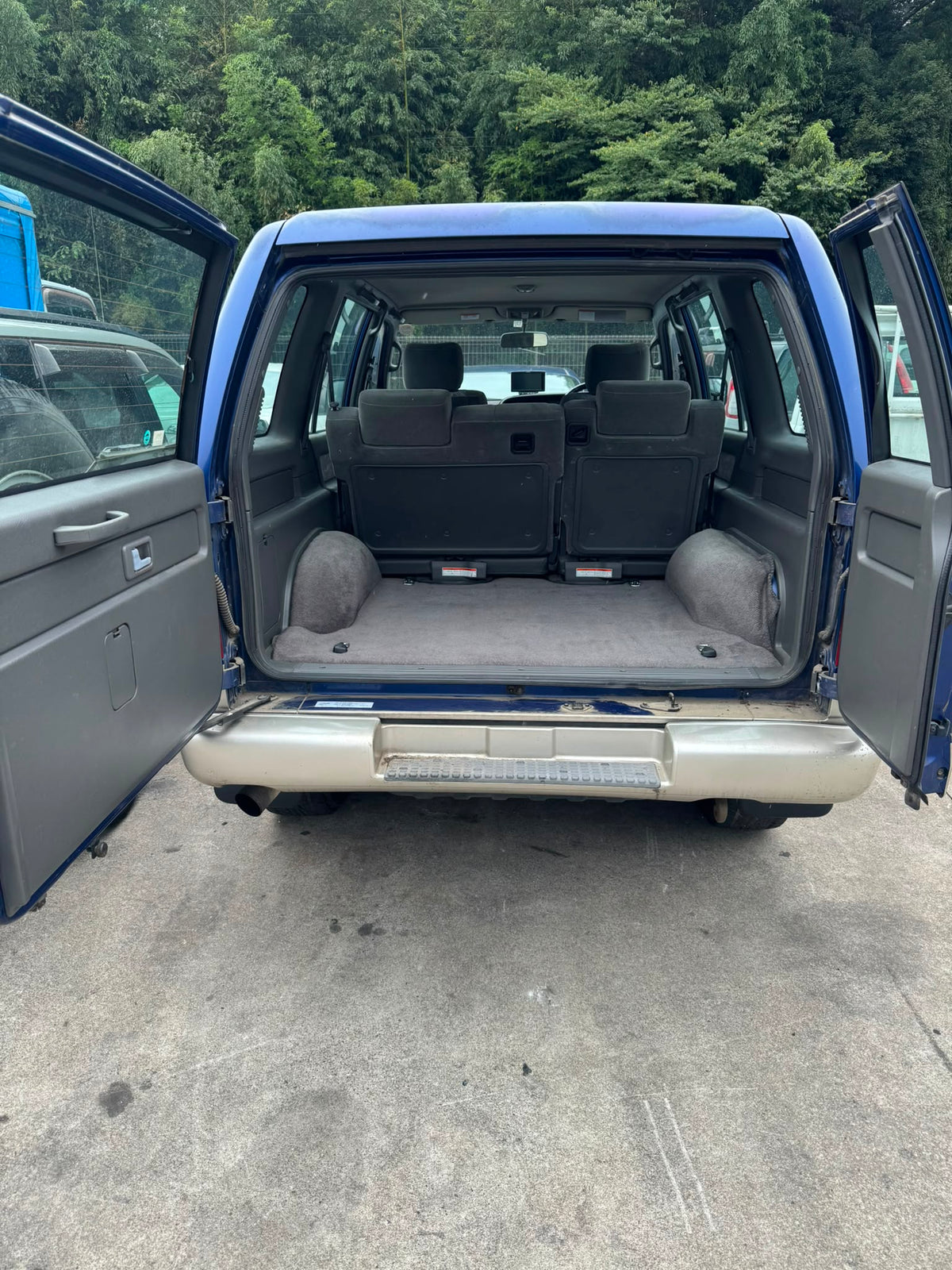 Blue and silver 2000 Isuzu Bighorn Diesel 4WD SUV, photo 7 of 12