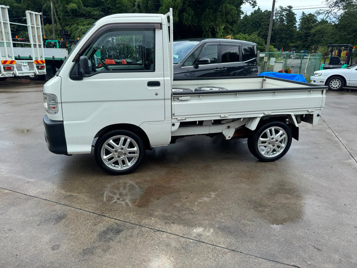 White 1999 Daihatsu Hijet 4x4 kei truck, photo 4 of 10