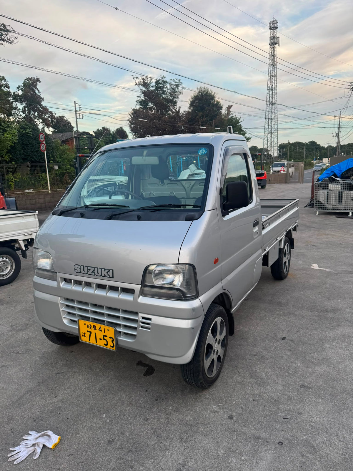 Silver 2000 Suzuki Carry 4x4 kei truck, photo 2 of 10