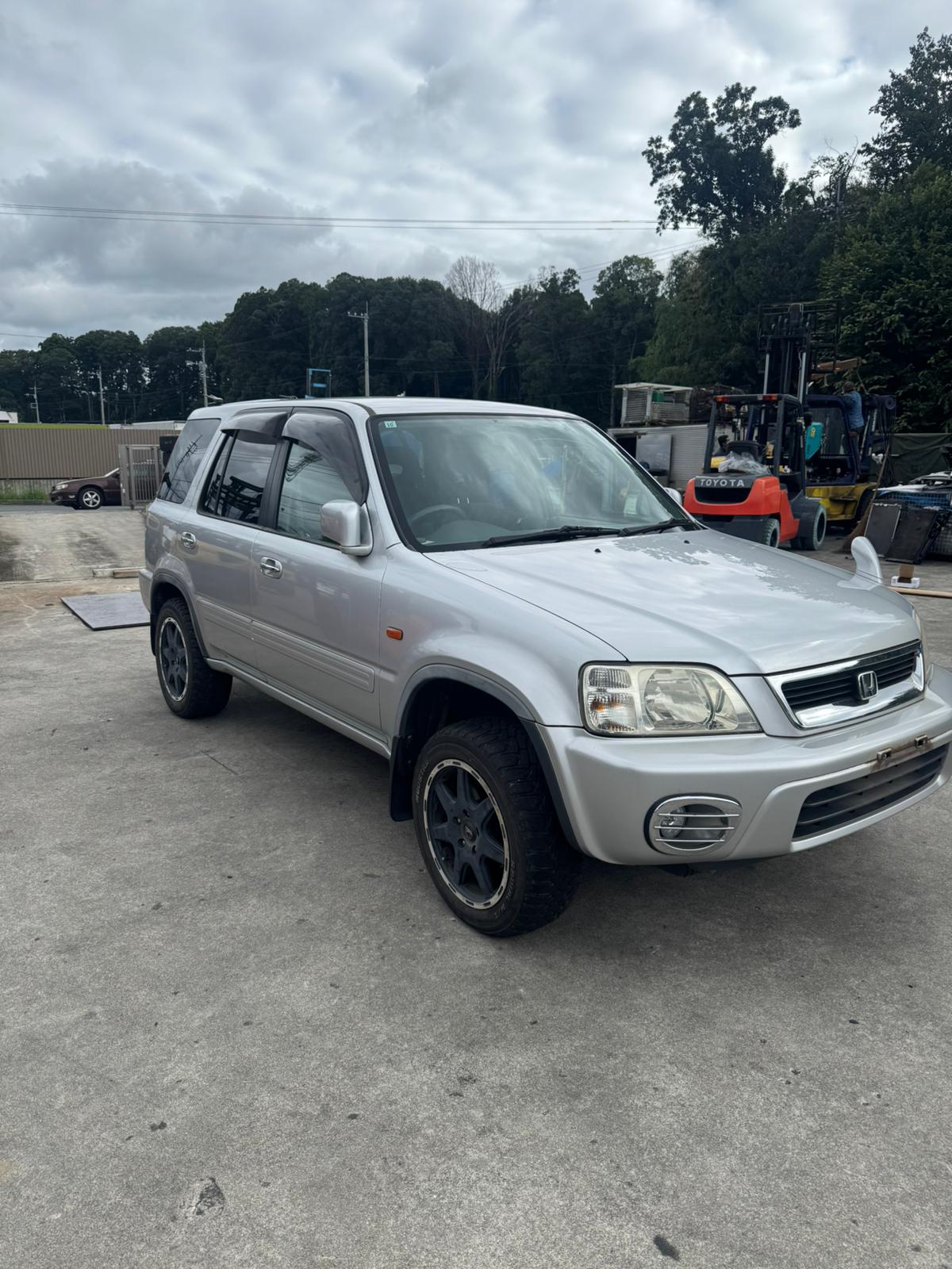 Silver 1999 Honda CR-V 4WD SUV, photo 2 of 13