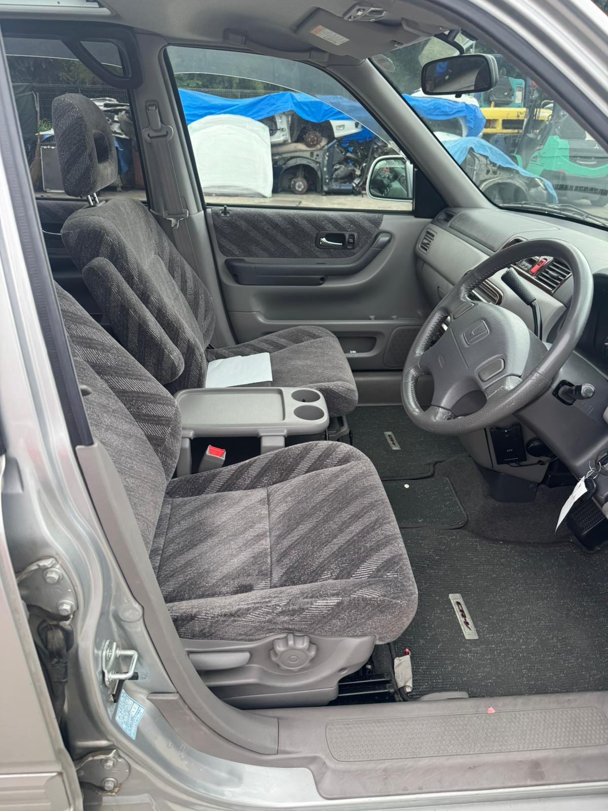 Silver 1999 Honda CR-V 4WD SUV, photo 8 of 13