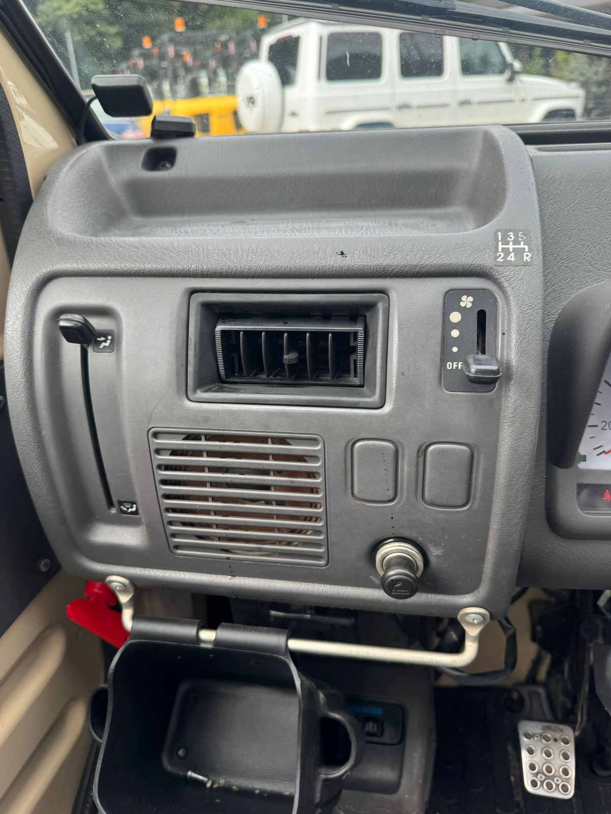Beige 1996 Daihatsu Midget II kei truck, photo 7 of 8