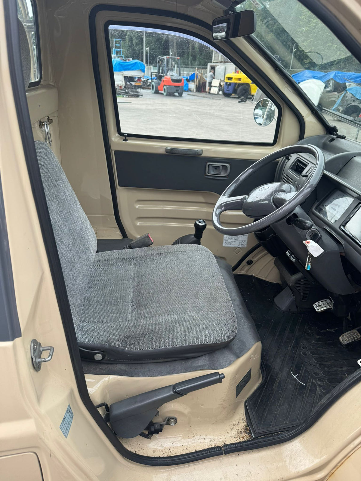 Beige 1996 Daihatsu Midget II kei truck, photo 5 of 8