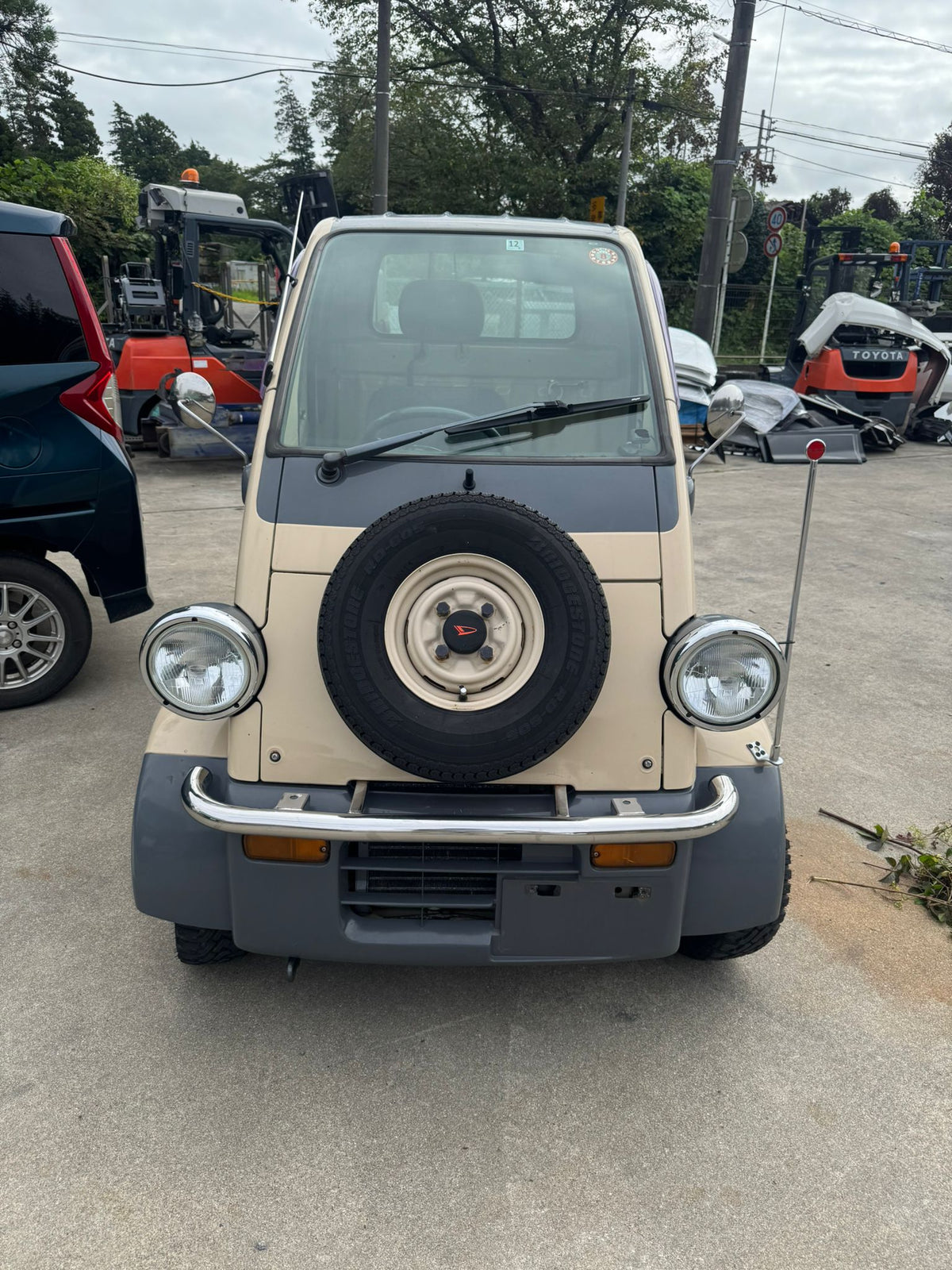 Beige 1996 Daihatsu Midget II kei truck, photo 2 of 8