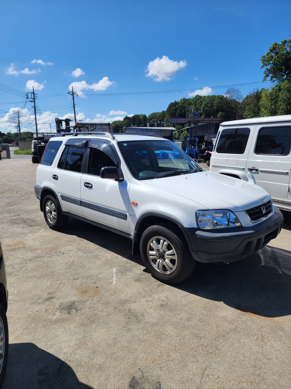 White 1996 Honda CR-V 4WD SUV, photo 1 of 18