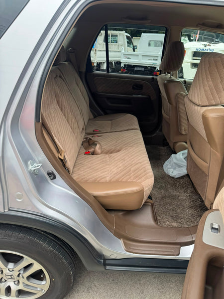 Silver 2001 Honda CR-V 2WD SUV, photo 12 of 17