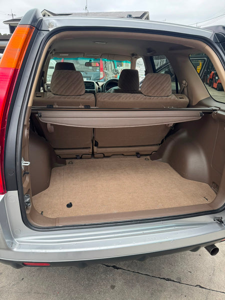 Silver 2001 Honda CR-V 2WD SUV, photo 13 of 17