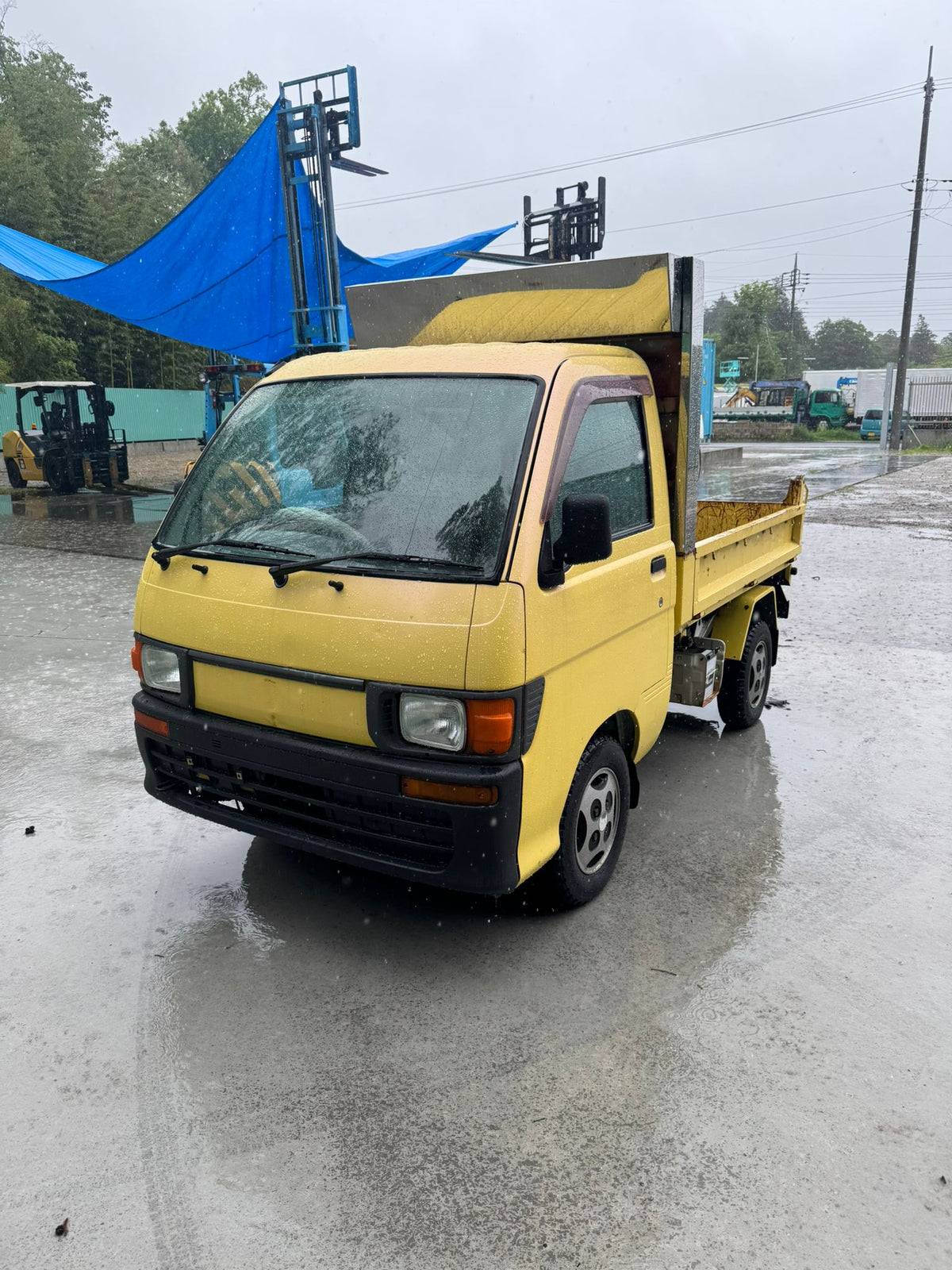 Yellow 1997 Daihatsu Hijet Dump Truck 4x4, photo 2 of 11