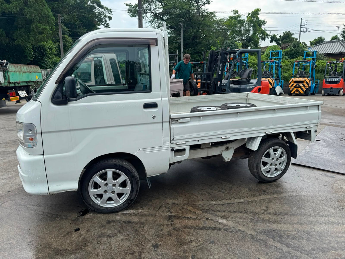 White 2000 Daihatsu Hijet 4x2 M/T kei truck, photo 4 of 12