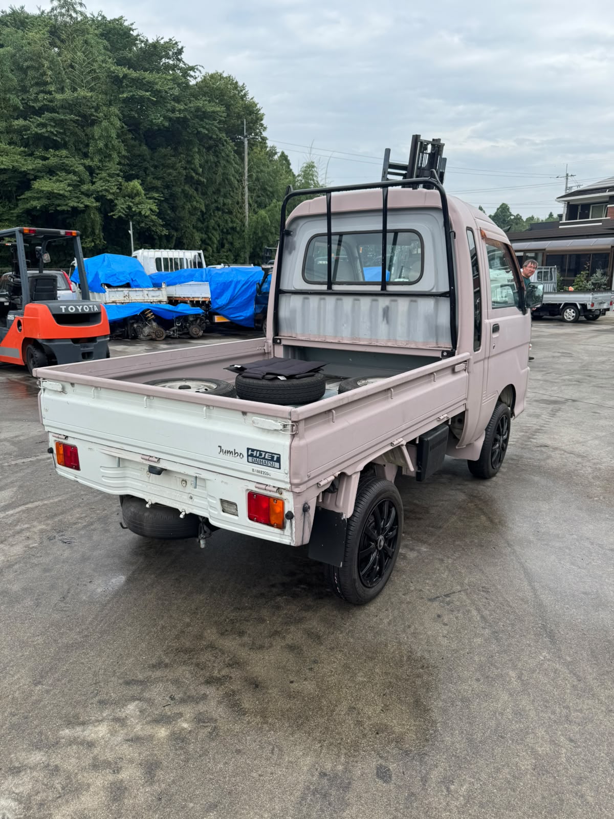 Pink 2001 Daihatsu Hijet Jumbo 4x2 A/T kei truck, photo 3 of 12