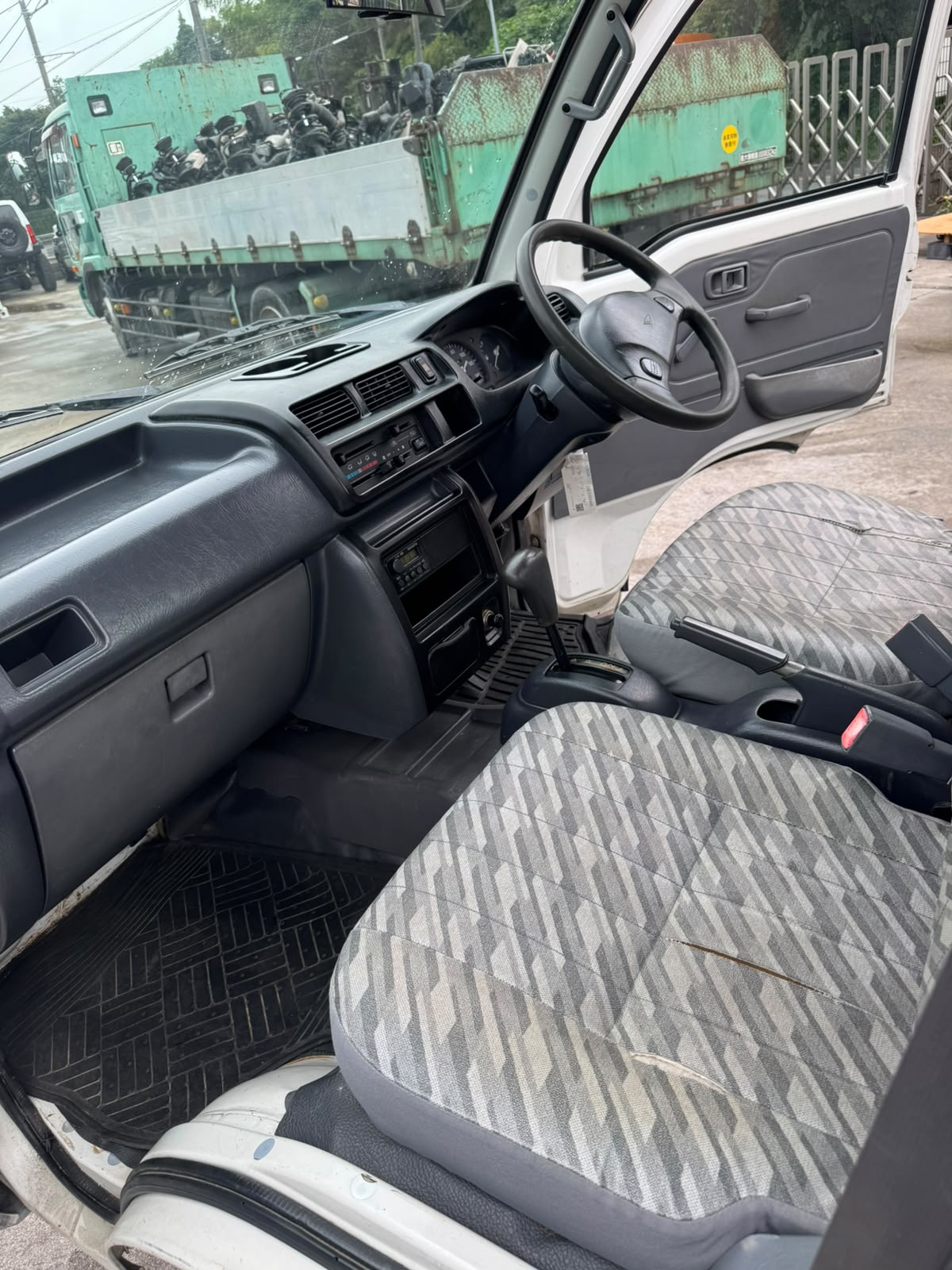 Pink 2001 Daihatsu Hijet Jumbo 4x2 A/T kei truck, photo 8 of 12