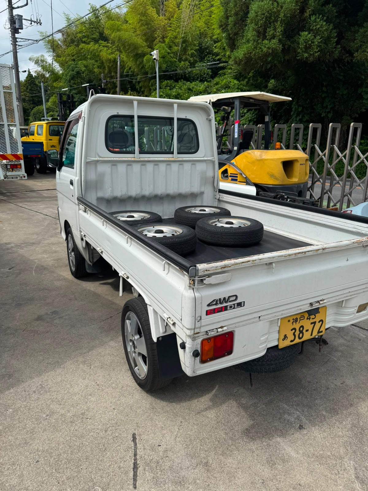 White 1999 Daihatsu Hijet 4x4 kei truck, photo 3 of 14