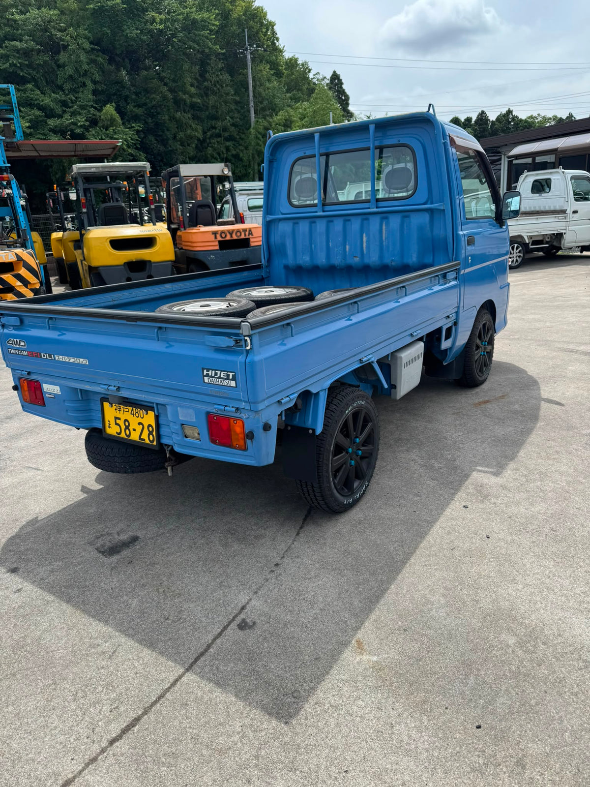 Blue 2000 Daihatsu Hijet 4x4 kei truck, photo 1 of 12