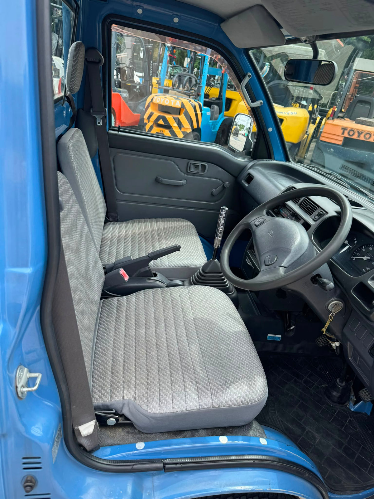 Blue 2000 Daihatsu Hijet 4x4 kei truck, photo 9 of 12