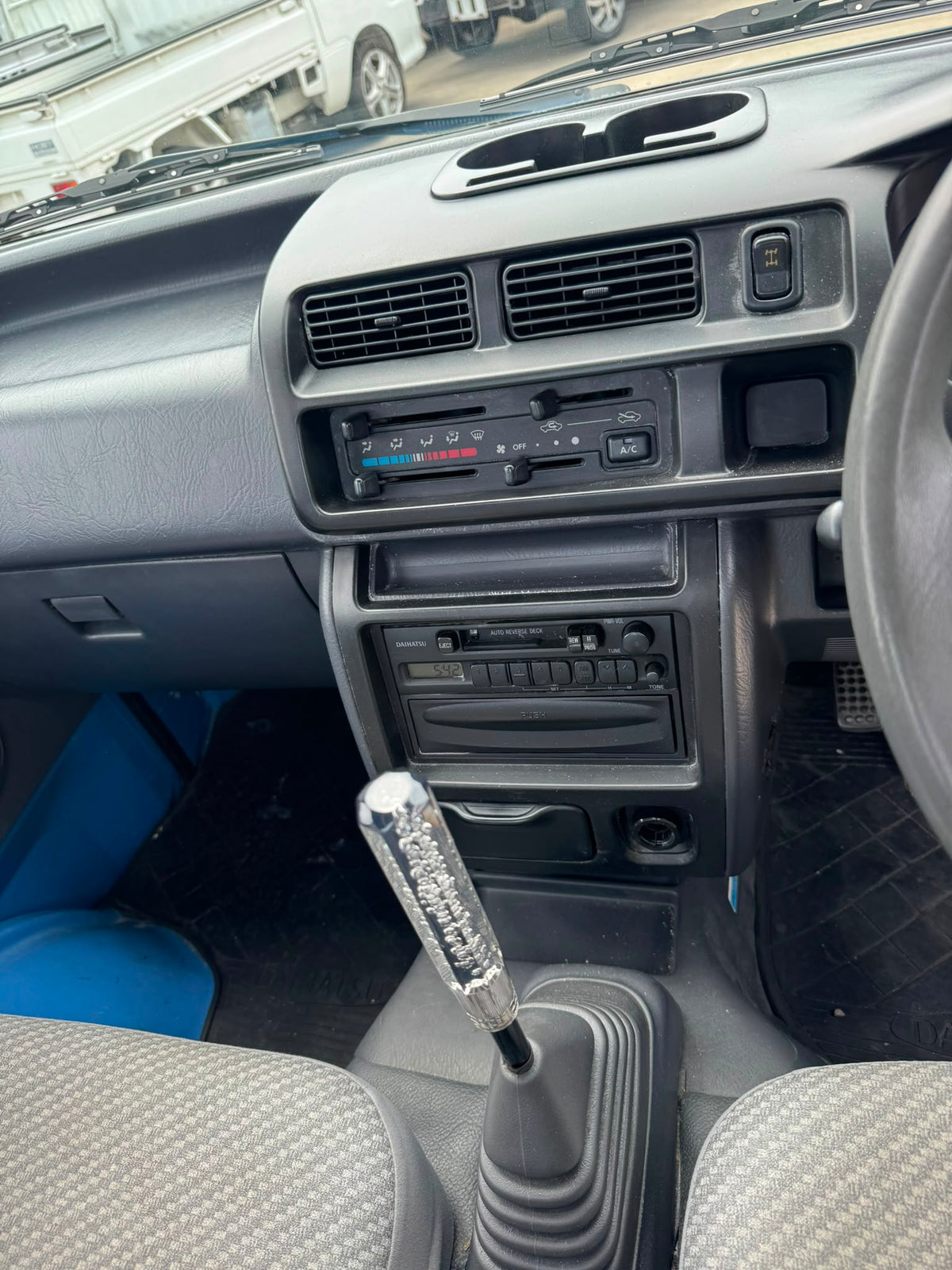 Blue 2000 Daihatsu Hijet 4x4 kei truck, photo 11 of 12