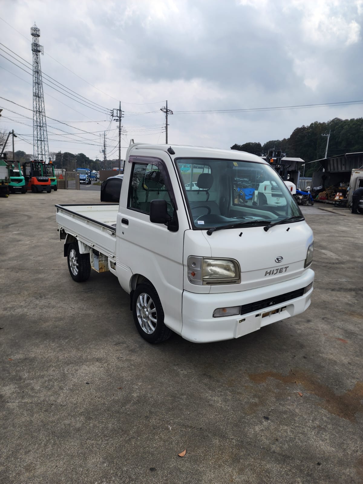 White 2000 Daihatsu Hijet 4x4 kei truck, photo 1 of 17