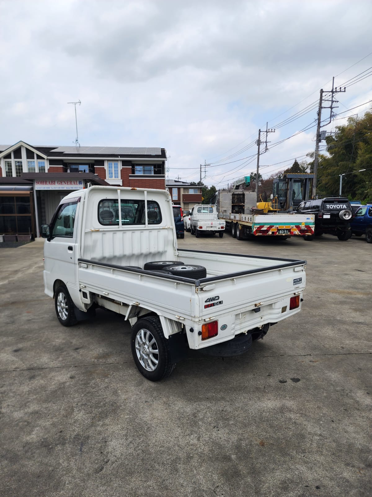 White 2000 Daihatsu Hijet 4x4 kei truck, photo 3 of 17