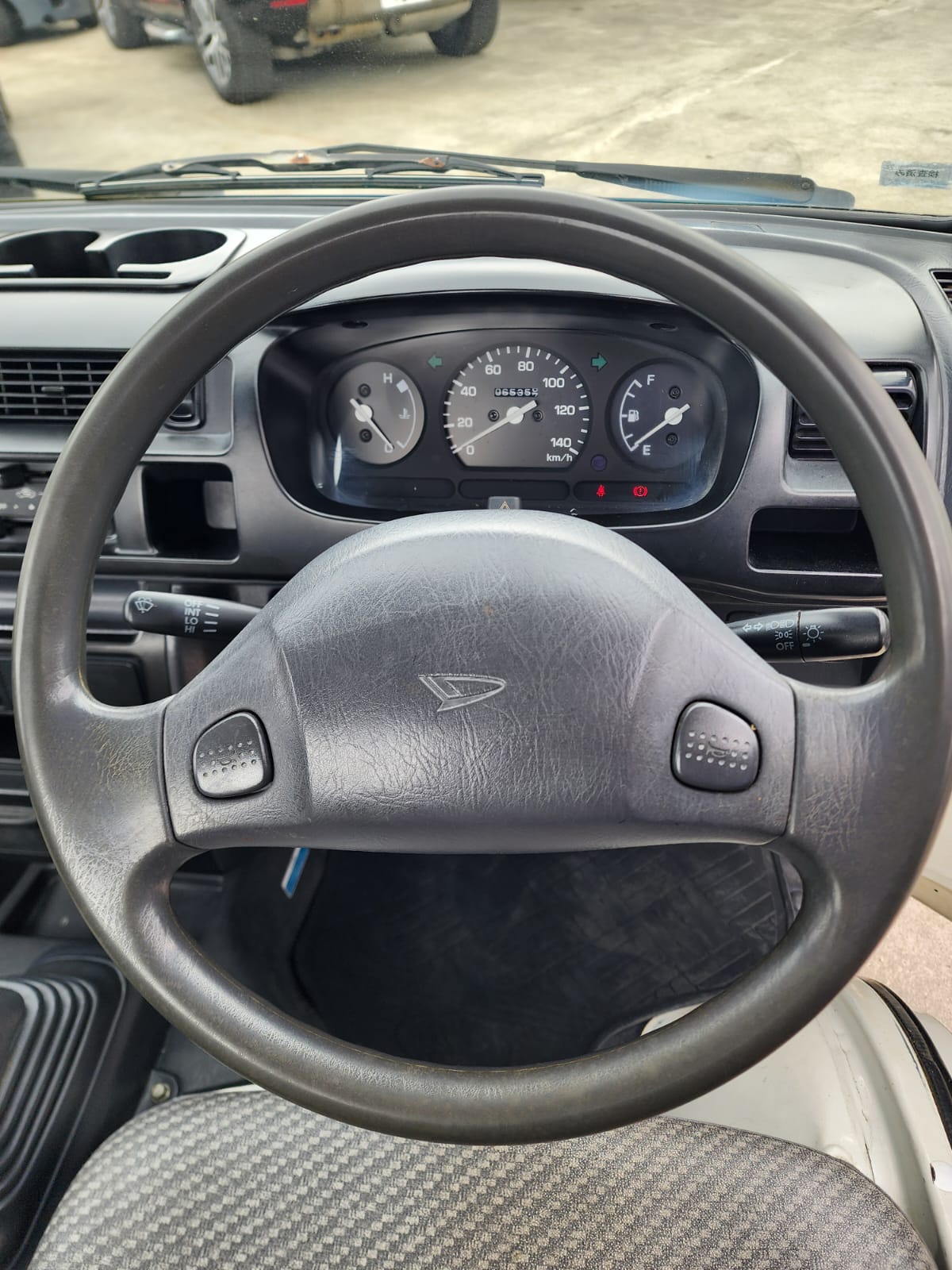 White 2000 Daihatsu Hijet 4x4 kei truck, photo 12 of 17