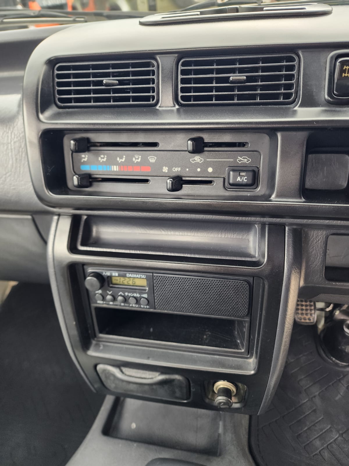 White 2000 Daihatsu Hijet 4x4 kei truck, photo 14 of 17