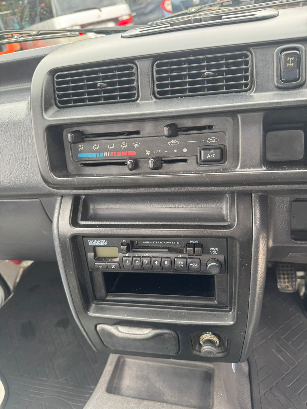 White 2001 Daihatsu Hijet 4x4 kei truck, photo 10 of 13