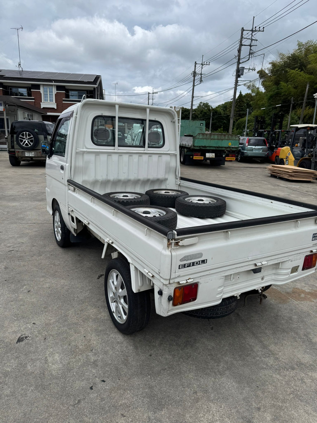 White 2000 Daihatsu Hijet 4x4 kei truck, photo 4 of 11