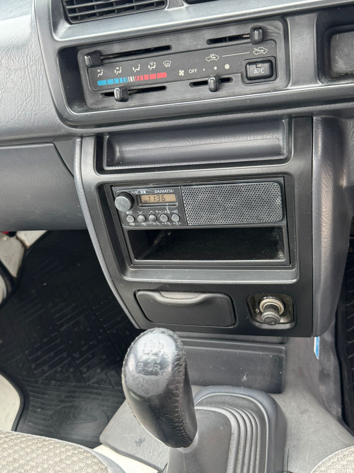 White 2000 Daihatsu Hijet 4x4 kei truck, photo 10 of 11