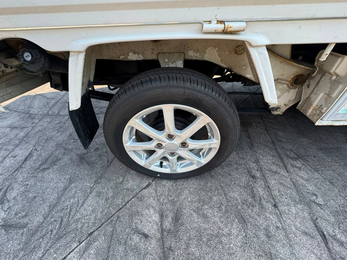 White 2001 Daihatsu Hijet 4x4 M/T kei truck, photo 6 of 13
