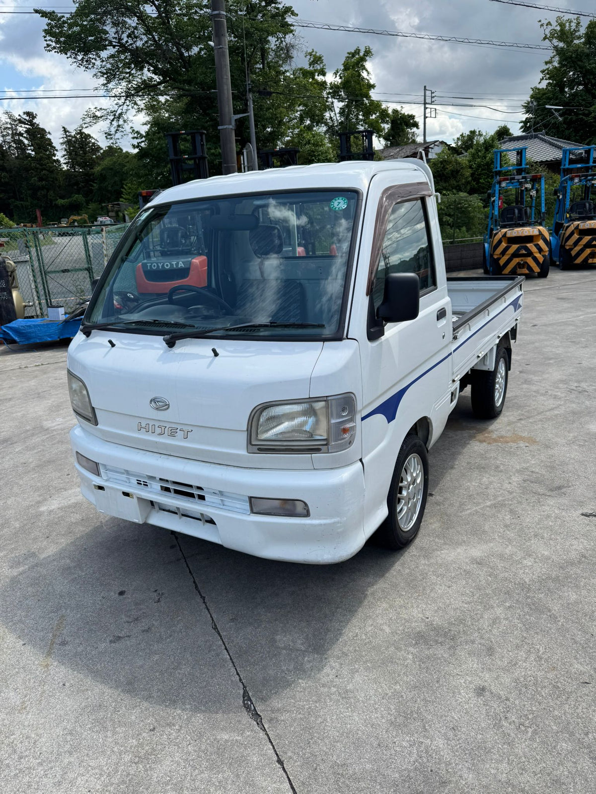 White 2001 Daihatsu Hijet 4x4 kei truck, photo 1 of 13