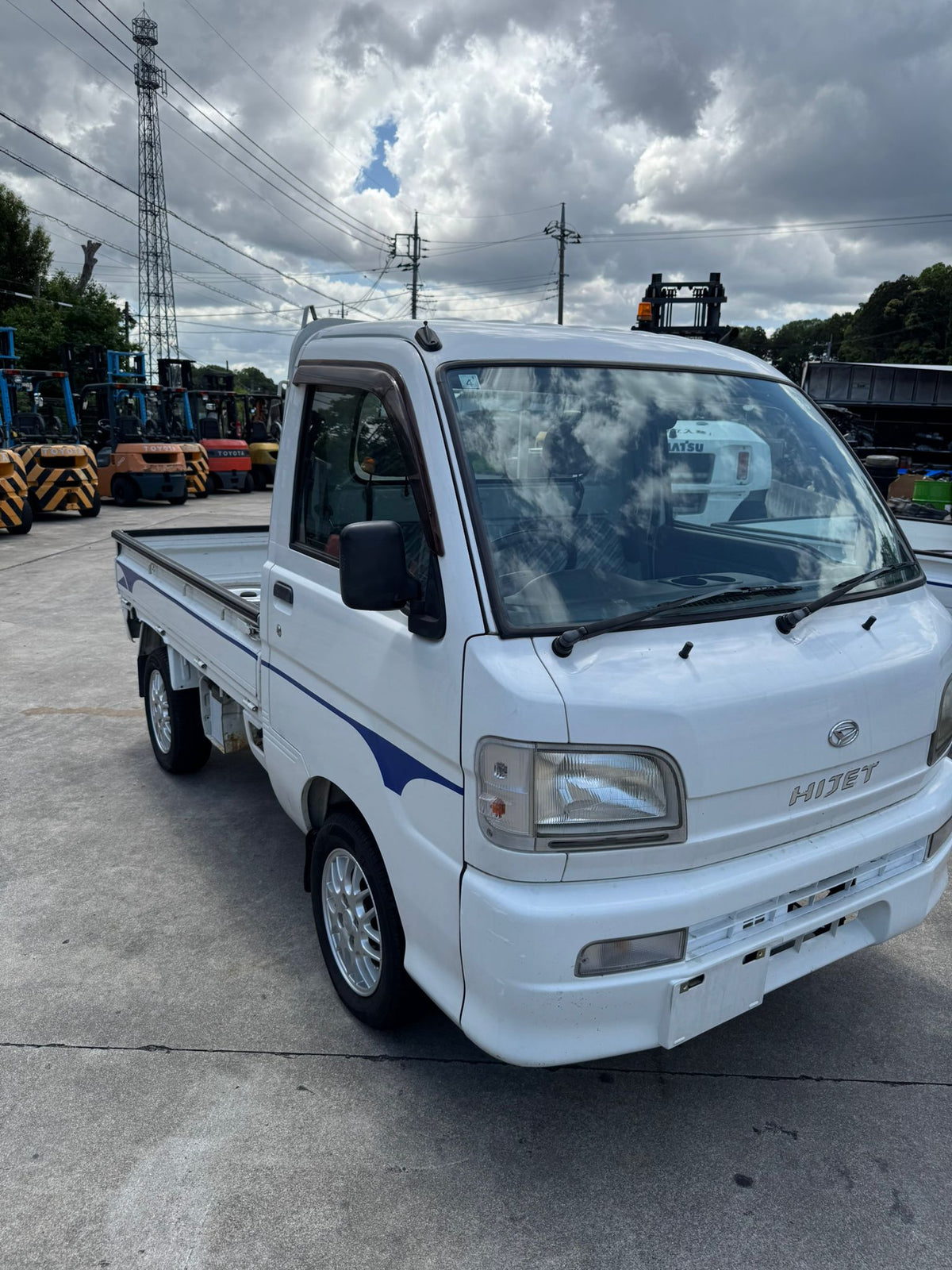 White 2001 Daihatsu Hijet 4x4 kei truck, photo 2 of 13