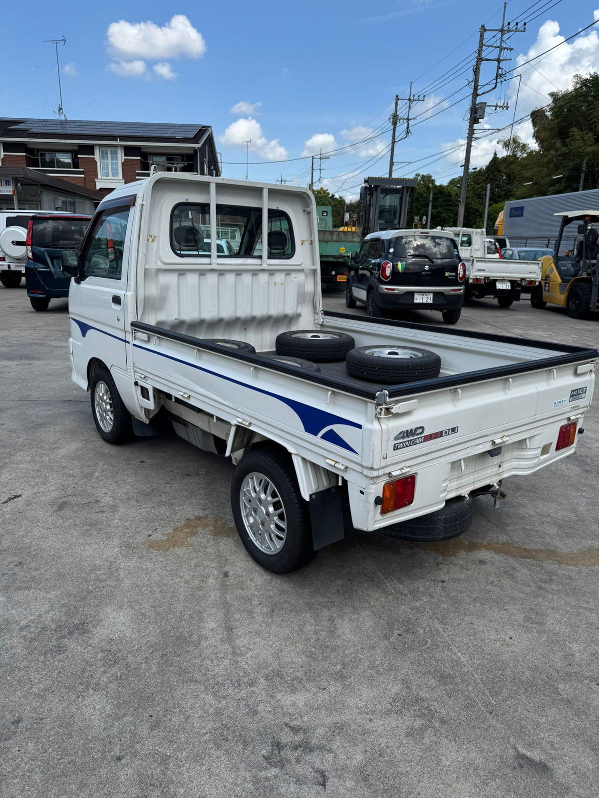 White 2001 Daihatsu Hijet 4x4 kei truck, photo 3 of 13