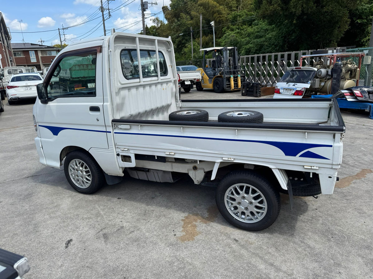 White 2001 Daihatsu Hijet 4x4 kei truck, photo 5 of 13