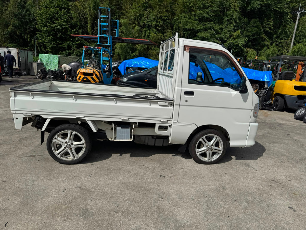 White 2001 Daihatsu Hijet 4x4 kei truck, photo 4 of 13
