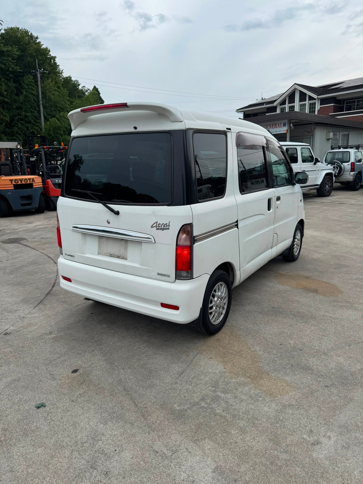 White 2001 Daihatsu Atrai Wagon Turbo kei van, photo 1 of 12