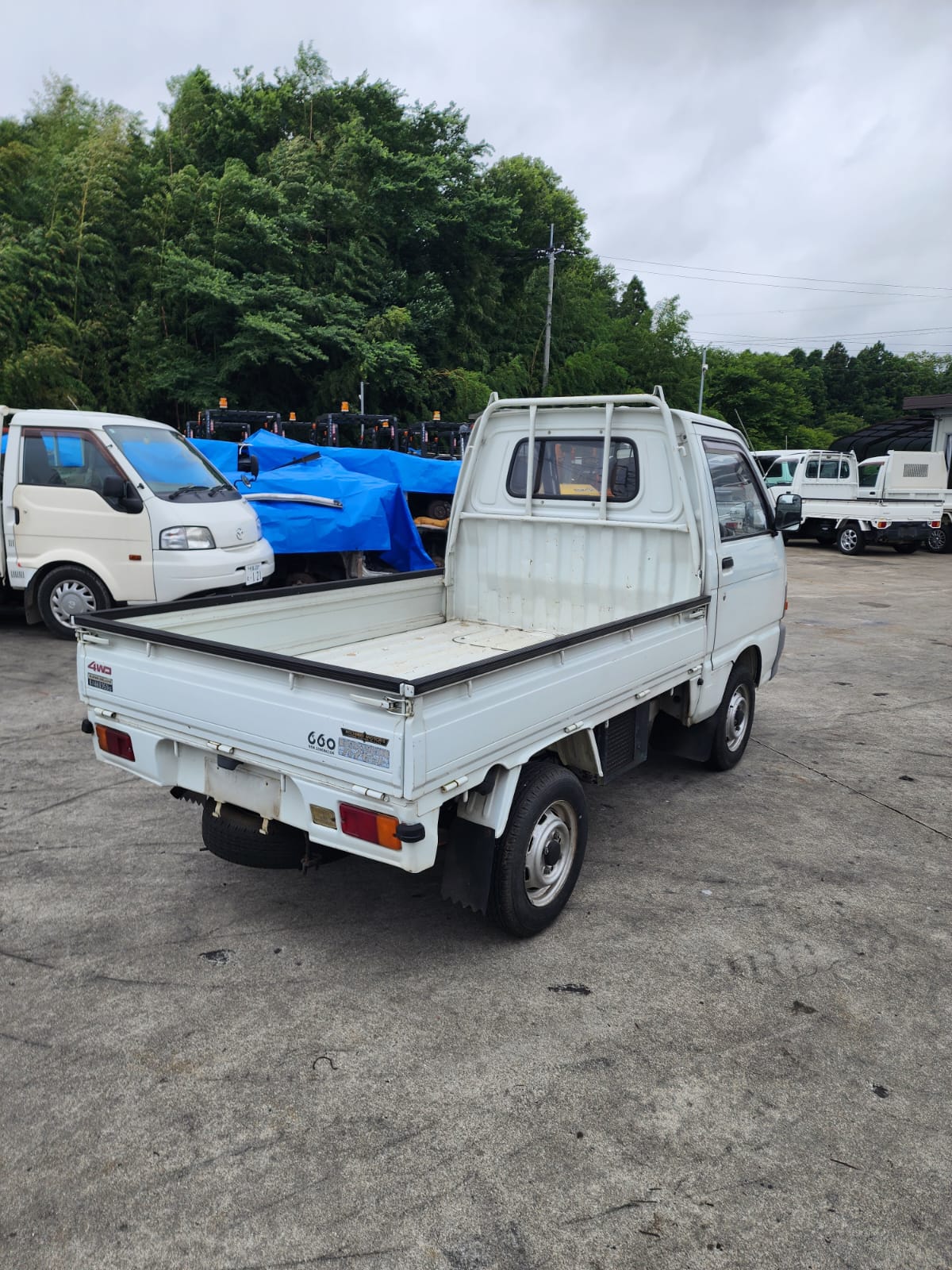 White 1992 Daihatsu Hijet 4x4 kei truck, photo 4 of 15
