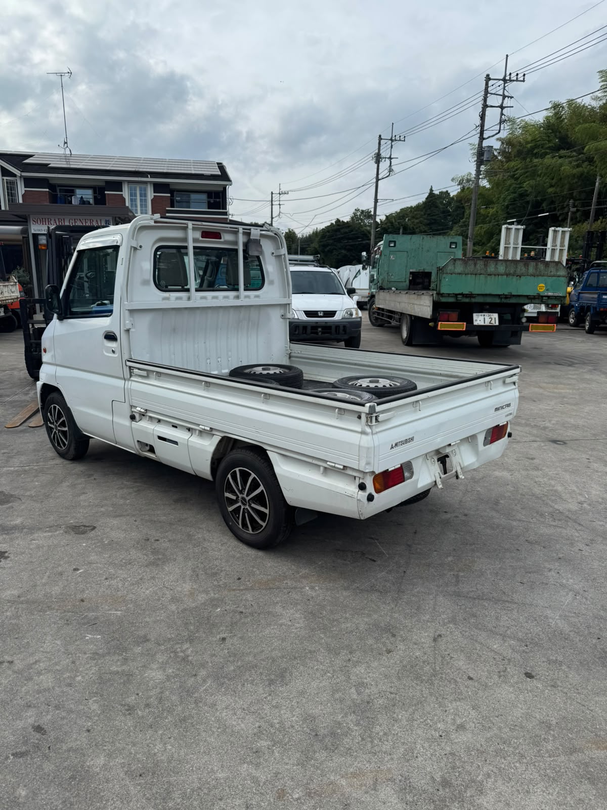 White 2000 Mitsubishi Minicab 4x4 kei truck, photo 1 of 14