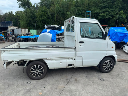 White 2000 Mitsubishi Minicab 4x4 kei truck, photo 3 of 14