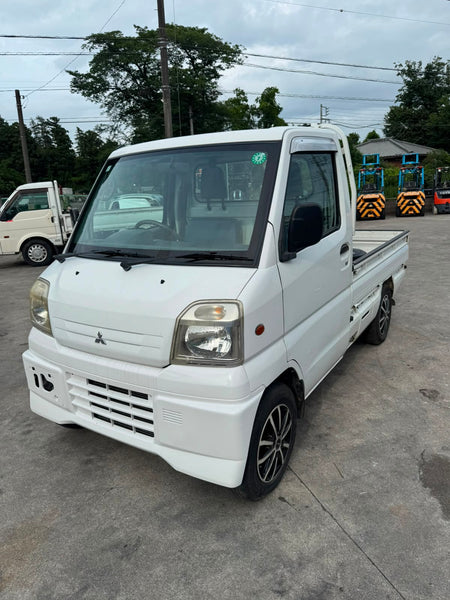 White 2000 Mitsubishi Minicab 4x4 kei truck, photo 6 of 14