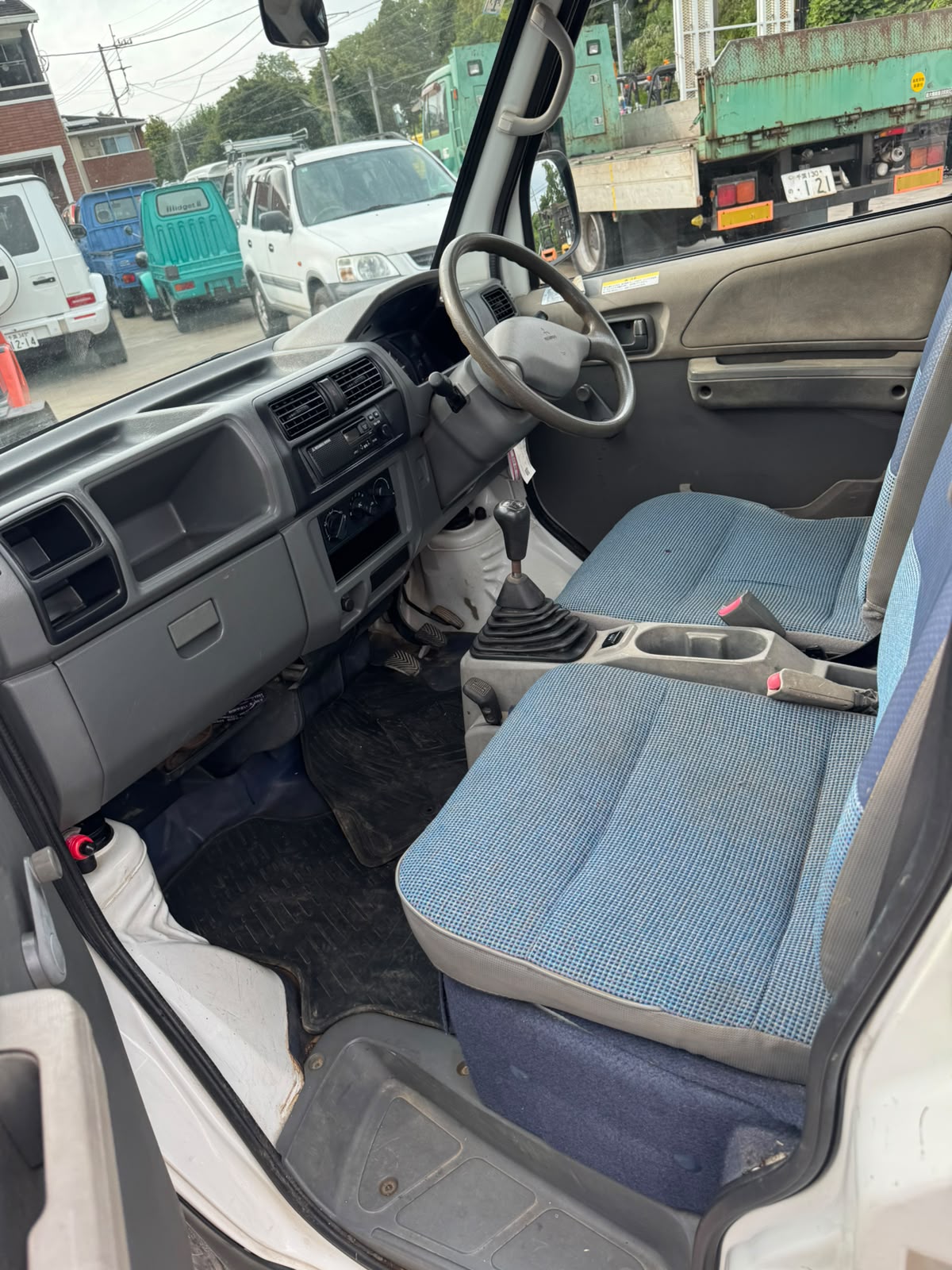 White 2000 Mitsubishi Minicab 4x4 kei truck, photo 9 of 14