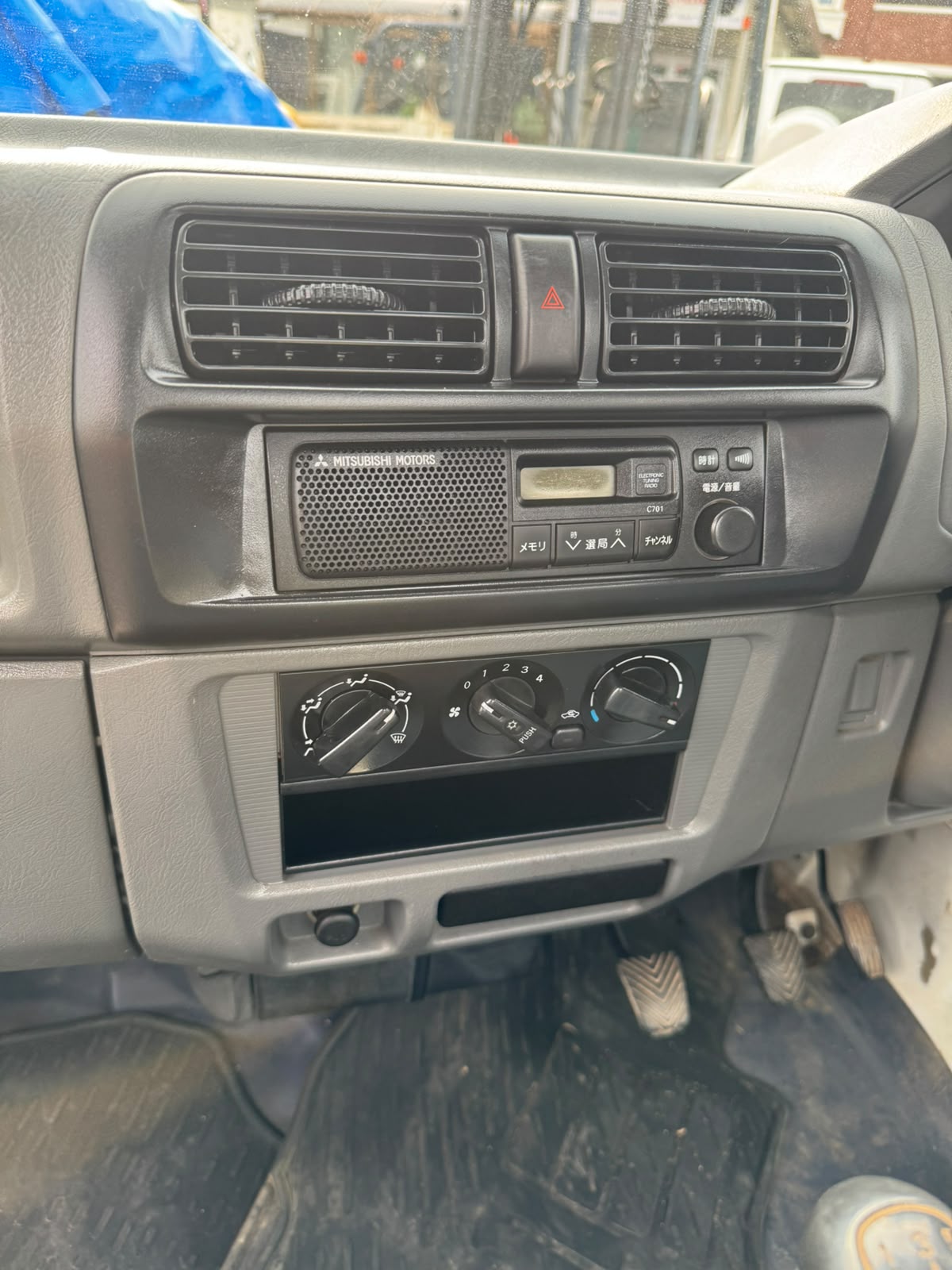 White 2000 Mitsubishi Minicab 4x4 kei truck, photo 10 of 14
