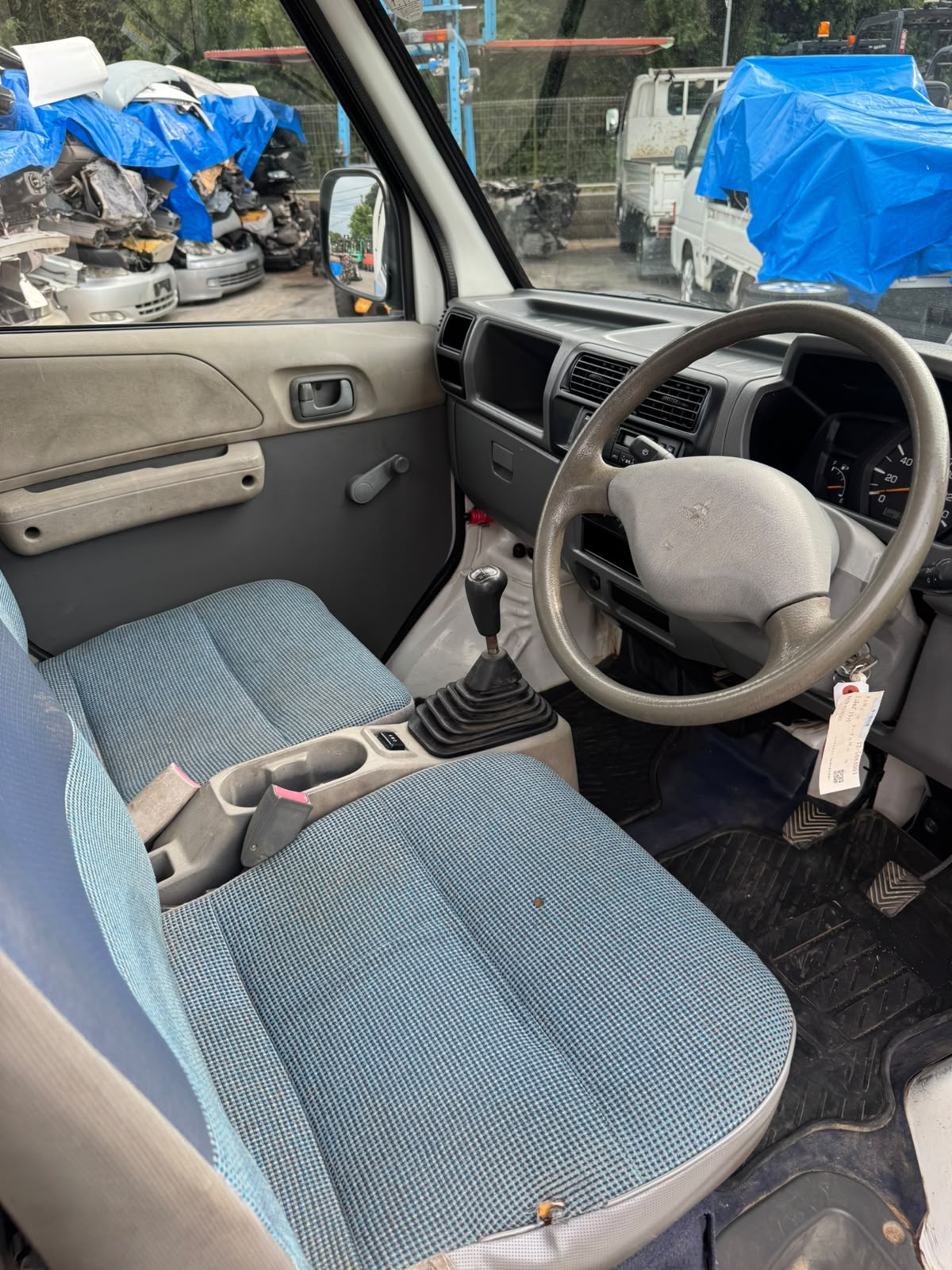 White 2000 Mitsubishi Minicab 4x4 kei truck, photo 12 of 14