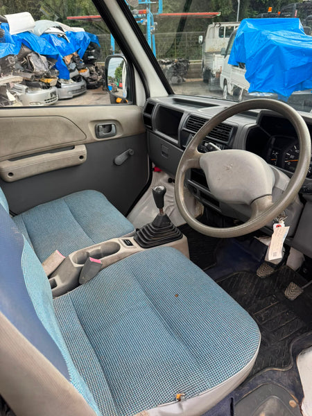 White 2000 Mitsubishi Minicab 4x4 kei truck, photo 12 of 14