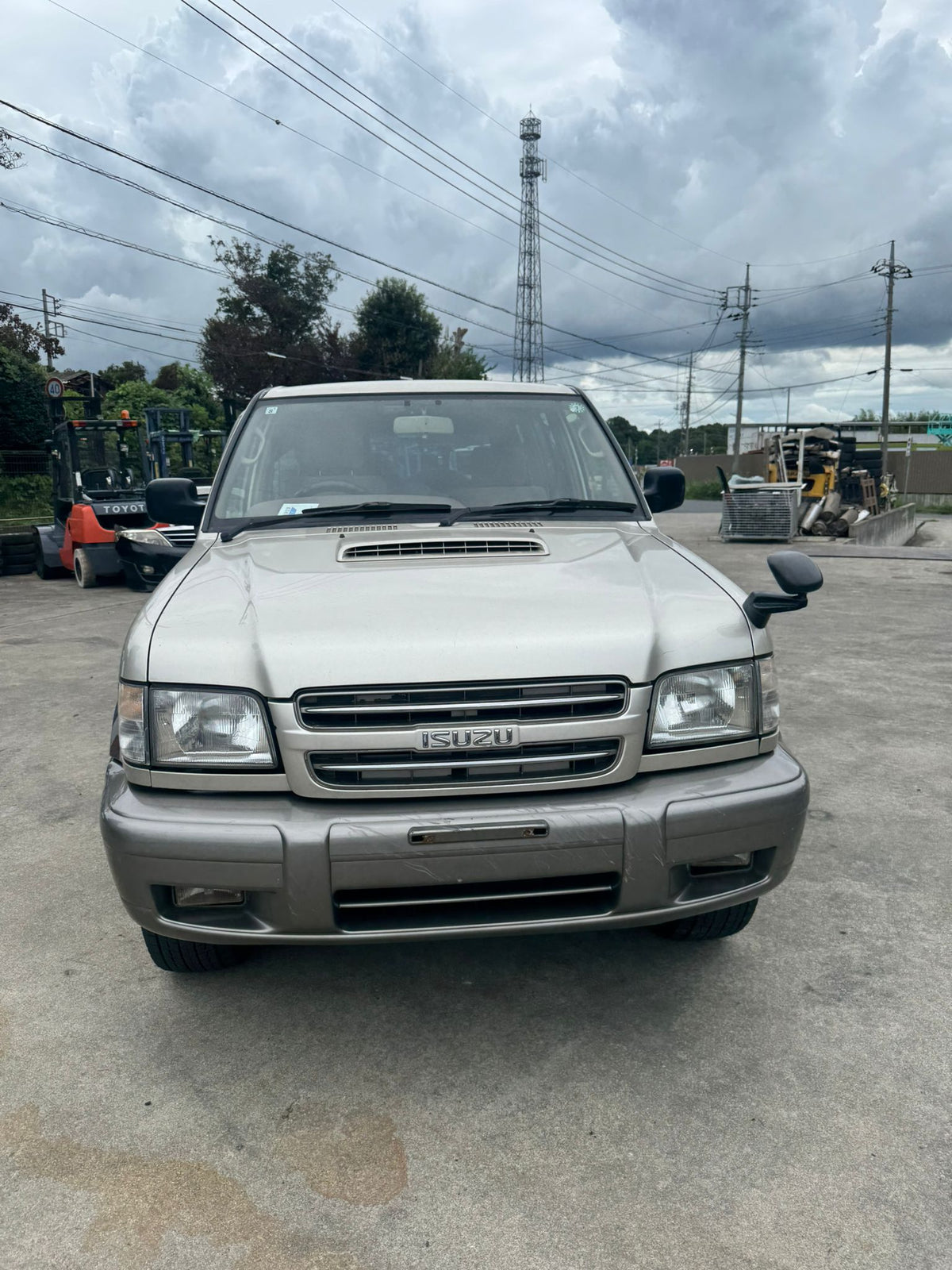 Beige 2001 Isuzu Bighorn Diesel 4WD SUV, photo 2 of 19