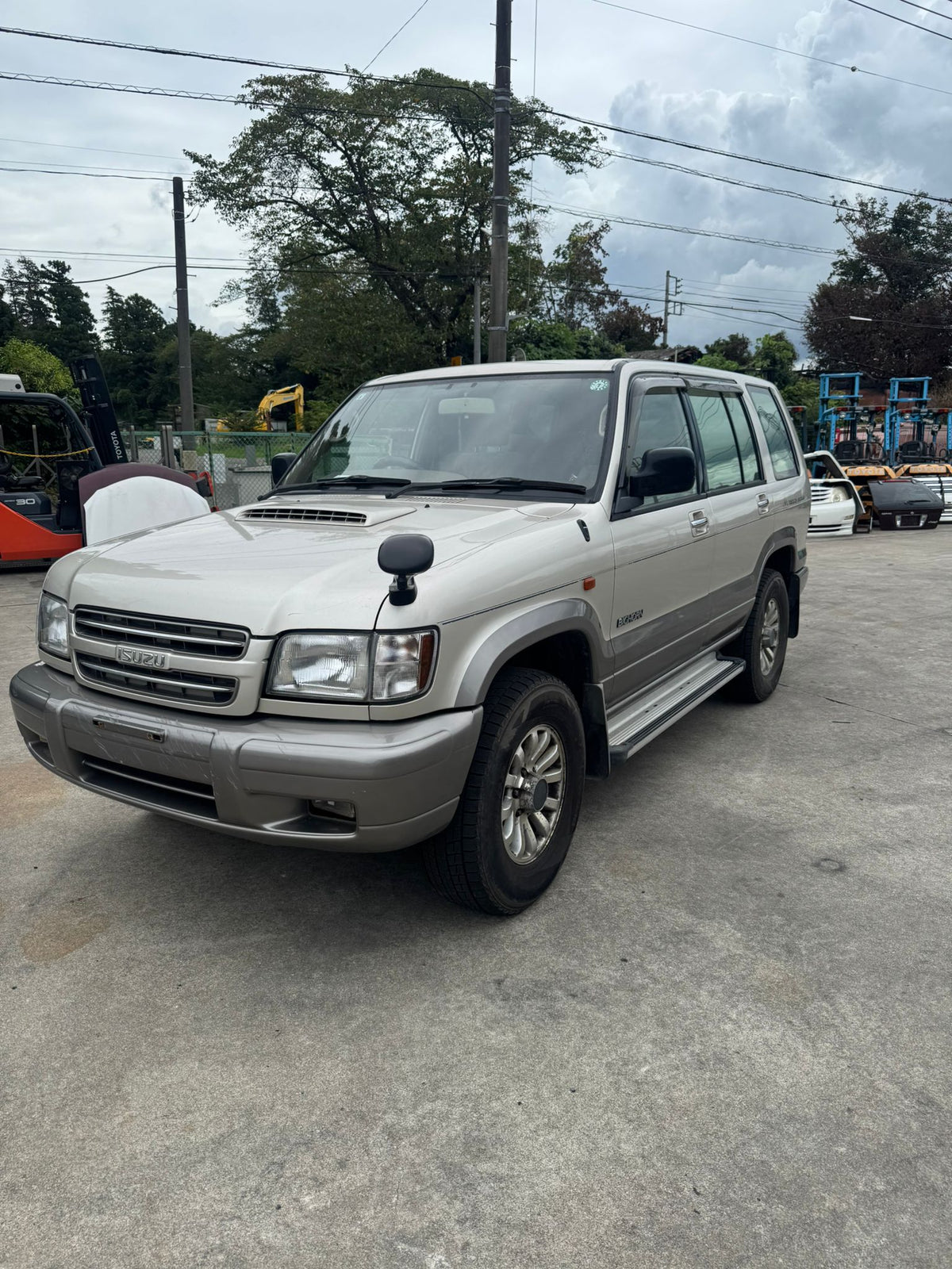 Beige 2001 Isuzu Bighorn Diesel 4WD SUV, photo 3 of 19