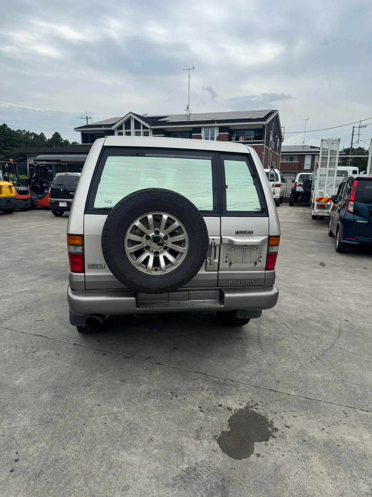 Beige 2001 Isuzu Bighorn Diesel 4WD SUV, photo 6 of 19