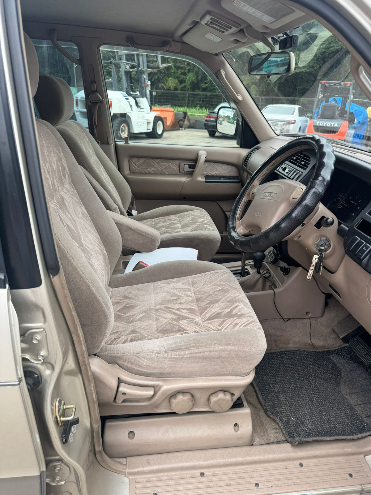 Beige 2001 Isuzu Bighorn Diesel 4WD SUV, photo 10 of 19