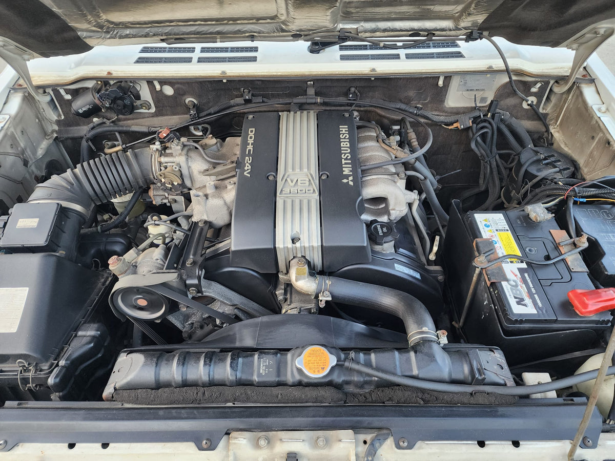 White and silver 1996 Mitsubishi Pajero Canvas Top 4WD SUV, photo 22 of 24